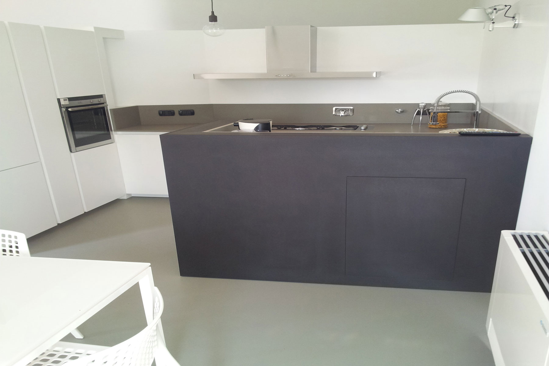 Cucina-in-resina-monocolore----pavimento-e-rivestimento